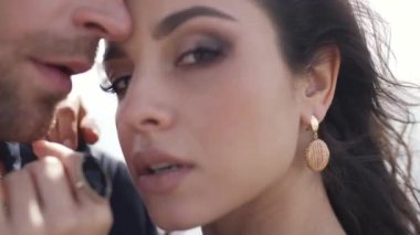 Çift yüz yüze. Yakın çekim.