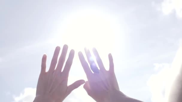 两只手对着天空 — 图库视频影像