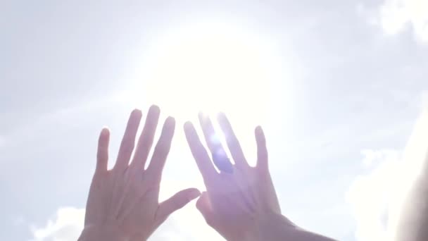 Handen van een paar tegen de lucht — Stockvideo