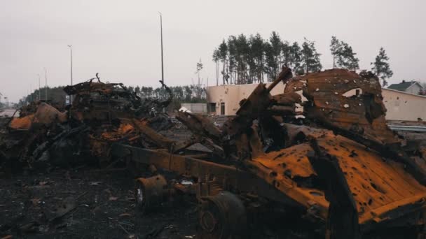 Verbrande militaire uitrusting op de snelweg in Oekraïne — Stockvideo