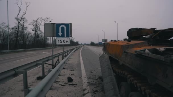 Сгоревший танк на дороге в Украине — стоковое видео