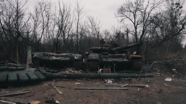Verbrande Russische tanks in de oorlog in Oekraïne — Stockvideo