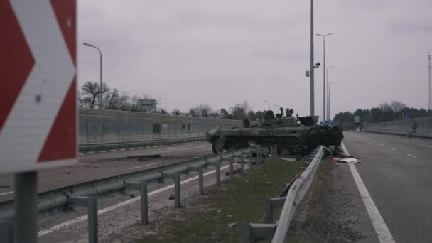 Ναυάγησε τανκ στην εθνική οδό. πόλεμος στην Ουκρανία — Αρχείο Βίντεο