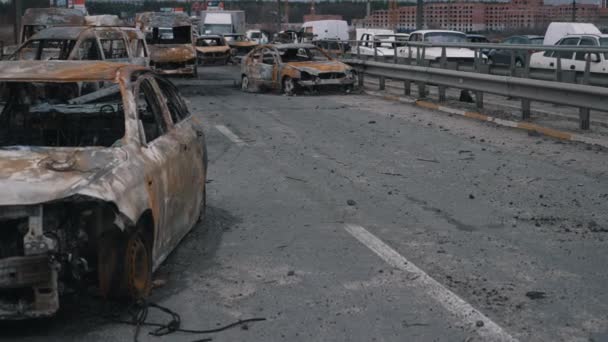 Burned and abandoned civilian vehicles — Stock Video