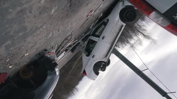 Převrácená a rozbitá auta na silnici — Stock video
