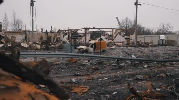 Verwoeste huizen en een auto van burgers in de oorlog in Oekraïne — Stockvideo