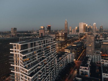Karanlık gecelerde modern binaların yüksek açılı görüntüsü