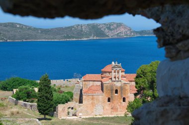 Şatodaki güzel Hıristiyan Bizans kilisesi, şatodan görünen Kurtarıcının Dönüşümü Kilisesi (Niokastro, Pylos). Yunanistan
