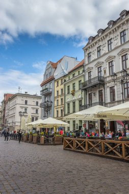 Polonya 'nın renkli binaları ve kafeleri olan Torun' daki tarihi Eski Şehir 'in ana meydanının dikey görüntüsü.