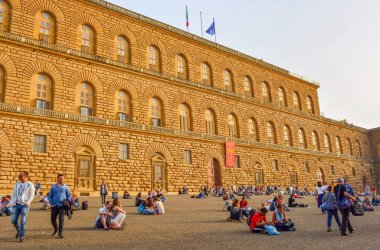 İtalya, Floransa 'daki Pitti Sarayı' nın önünde dinlenen insanların görüntüsü