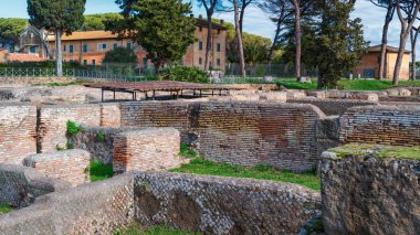 Ostia Antica, antik Roma liman şehrinin bulunduğu modern Ostia kasabasına yakın büyük bir arkeoloji alanıdır..