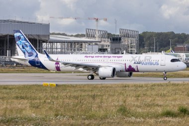 Airbus Industrie (VK-AIB) Hamburg Finkenwerder 'da (EDHI-XFW) bir Airbus A321-251Y A21N A321 XLR (F-WXLR - 11000) ile taksicilik yapmaktadır.)