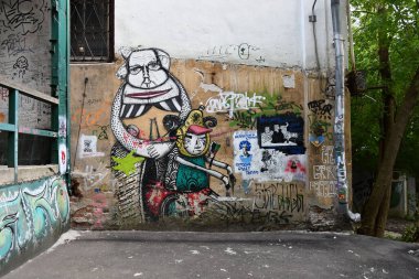 Arka bahçedeki duvardaki duvar yazısı.