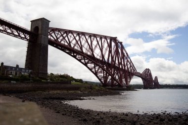 İskoçya 'da 1890' da açılan Dördüncü Köprü hala oldukça etkileyici görünüyor.