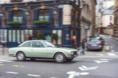Caddedeki Fransız arabası. Peugeot 504
