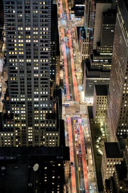 New York, ABD 'deki Manhattan' ın gökdelenleri ve sokak lambaları birinci zirveden görüldü.