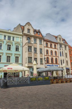 Polonya 'nın renkli binaları ve kafeleri olan Torun' daki tarihi Eski Şehir 'in ana meydanının dikey görüntüsü.