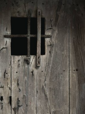Küçük Sicilya ülkesinde haçı ve demir çivileri olan antik korkunç ahşap kapı..