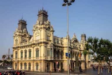 Antik Amiral Tarihi Otorite binası mavi gökyüzüne karşı.