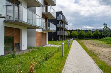 Bernata caddesi, Poznan, Polonya 'da bahçeli yeni apartmanın yanındaki patika.