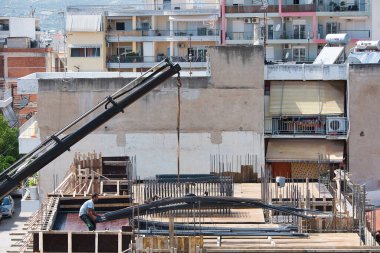 Ev inşaatı, çalışma saatleri. Volos, Yunanistan 6-6-2022