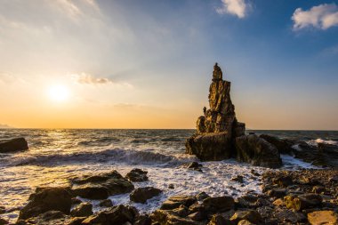 Gün batımında güzel bir denizin havadan görünüşü