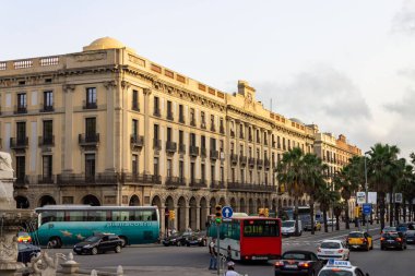 Adorned Historic binasının ön cephesi