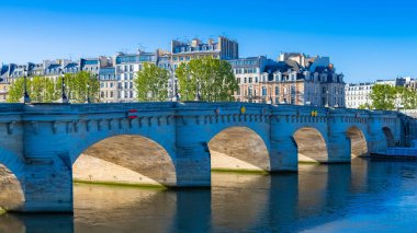 Paris, Pont-Neuf ve Cite manzarası, geleneksel binalar.