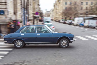 Caddedeki Fransız arabası. Peugeot 504