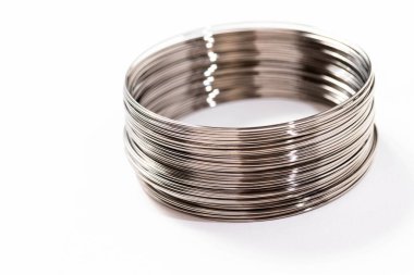 Mücevherler için gümüş kablo beyaz arkaplanda izole.