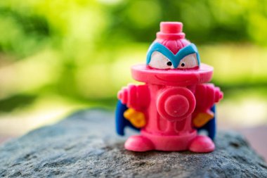 Süper Şeyler 'in yakın planda çekilmiş bir fotoğrafı. Bir kaya üzerindeki kahraman takımının oyuncak biblosu.