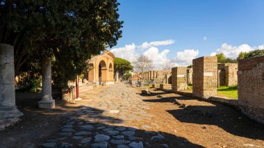 Ostia Antica, antik Roma liman şehrinin bulunduğu modern Ostia kasabasına yakın büyük bir arkeoloji alanıdır..