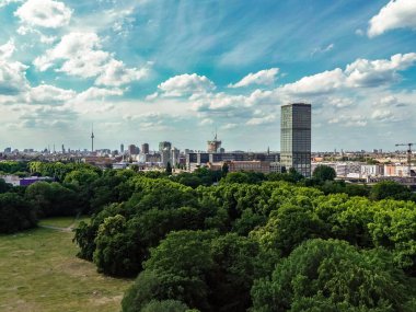 Gündüz vakti mavi gökyüzünün altında Berlin 'in güzel bir manzarası, Almanya