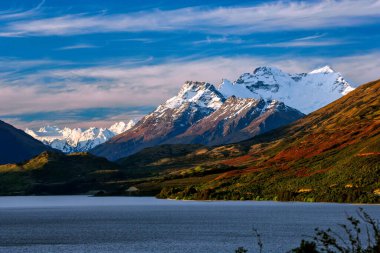 Wakatipu Gölü 'nün başı Yeni Zelanda' nın Umut Veren Ulusal Parkı ile 2819 metre yükseklikte.