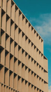 Mavi gökyüzüne karşı bir binanın dikey görüntüsü, Dublin