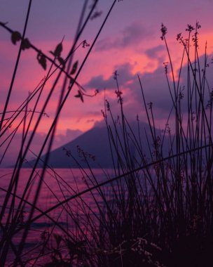 Guatemala 'daki Atitlan Gölü' ndeki volkanın dikey görüntüsü.