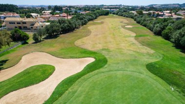 Evlerin ortasındaki bir golf sahasından Aeial manzara. Portekiz.