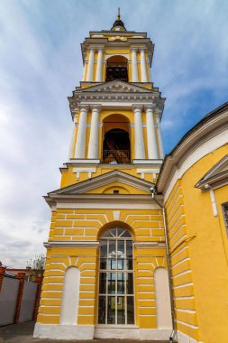 Kuznechnaya Sloboda, Kolomna, Moskova Oblastı, Rusya 'daki Tanrı' nın Yükselişi Kilisesi 'nin çan kulesinin dikey görüntüsü.