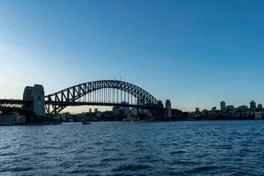 Mavi gökyüzüne karşı Sydney Limanı Köprüsü manzarası. Avusturalya.
