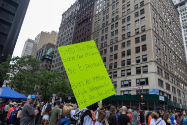 Silahları protesto eden büyük bir kalabalık. Brooklyn 'deki Cadman Plaza' dan Brooklyn Köprüsü üzerinden New York 'a yürüyorum. Hayatımızın üzerinden yürü Protesto et.