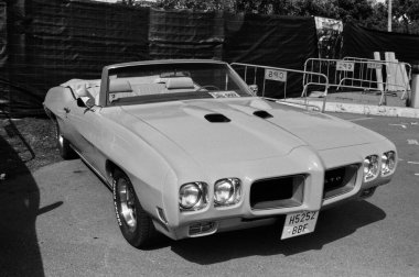 Amerikan arabası caddeye park edilmiş. Pontiac GTO