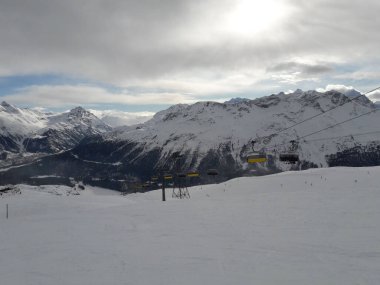 Kışın St. Moritz 'de kayak yapmak.