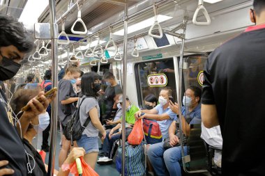 Maske takmak hala Singapur 'da toplu taşıma ve kapalı alanlarda gereklidir ancak 26 Nisan 2022' den beri açık hava ortamlarında isteğe bağlıdır.