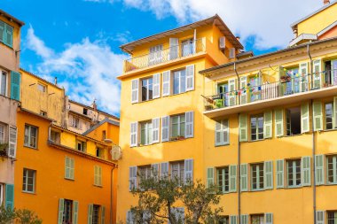 Güzel, dar sokak Vieux Nice, eski binalar, eski şehir, Fransız Rivierası tipik cepheler