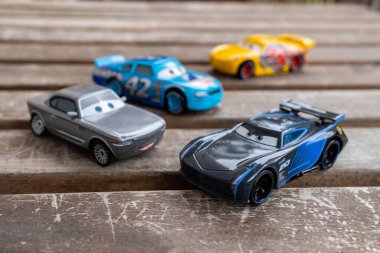 Mattel Jackson Storm 'un oyuncak model spor arabası ve Disney Pixar Cars filmindeki diğerleri..