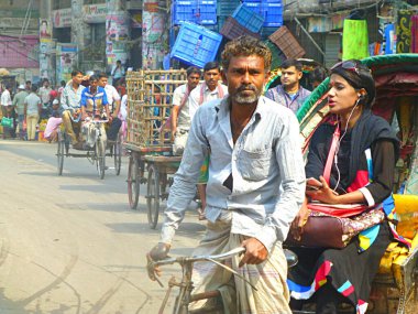 Dhaka, Bangladeş 'teki kalabalık ve kaotik cadde insanları taşıyan güzel ve renkli tribünlerle dolu..