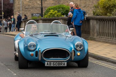 Morpeth Fair Day, Northumberland, İngiltere 'de 1998 model mavi bir AC Cobra Mark IV CRS arabası.