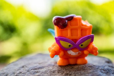 Süper Şeyler 'in yakın plan görüntüsü Waffle şekilli oyuncak heykeli.