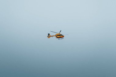 Almanya, Eltville 'de gökyüzünde uçan bir uçağın yakın plan çekimi.