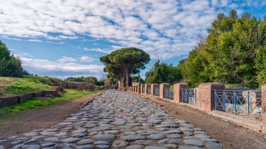 Ostia Antica, antik Roma liman şehrinin bulunduğu modern Ostia kasabasına yakın büyük bir arkeoloji alanıdır..
